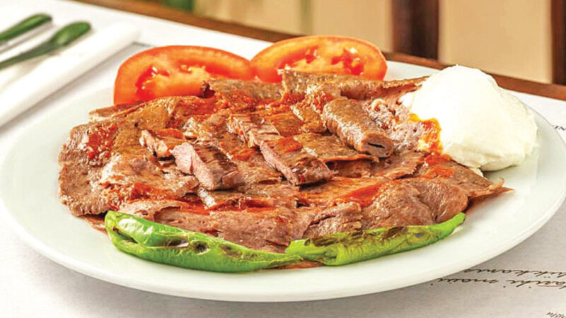 Bursa İskender Kebabı tabak üstünde tereyağı ve sosla servis edilmiş