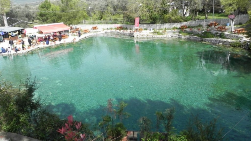 Bursa termal kaplıcaları doğal havuzunda şifa arayan insanlar